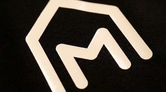 Makroaufnahme eines DTF-Transfers auf Textil