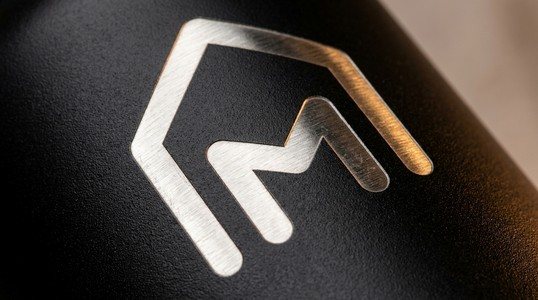 Makroaufnahme einer Lasergravur auf Metall