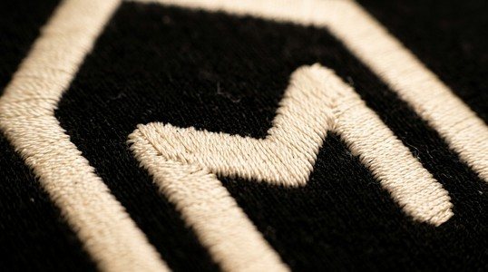 Makroaufnahme einer Stickerei auf Textil