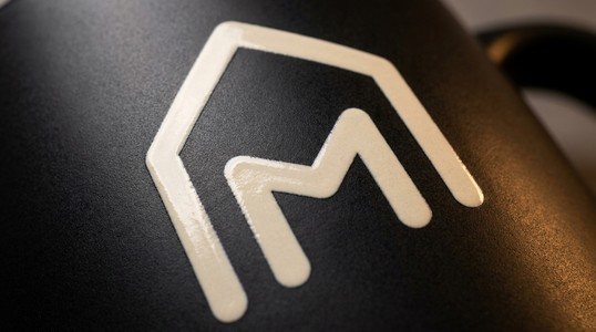 Makroaufnahme eines UV-Drucks auf harter Oberfläche
